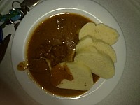 Srnci gulas, houskove knedliky